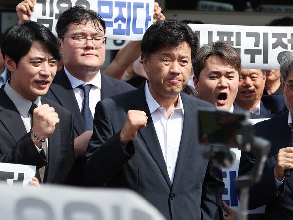 &nbsp;대장동&nbsp;개발 민간업자 일당에게 금품을 받은 혐의로 항소심에서 실형을 선고받고 법정구속 된 후 보석으로 석방된&nbsp;김용&nbsp;전 민주연구원 부원장이 2025년 8월 20일 경기도 화성시 마도면 화성직업훈련교도소 앞에서 참석자들의 구호를 듣고 있다. [사진=연합뉴스]