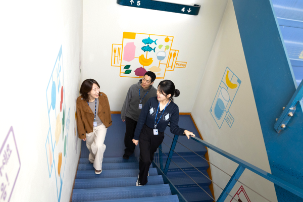 포스코센터 근무 직원들이 엘리베이터 대신 계단을 이용하고 있다. / 사진=포스코