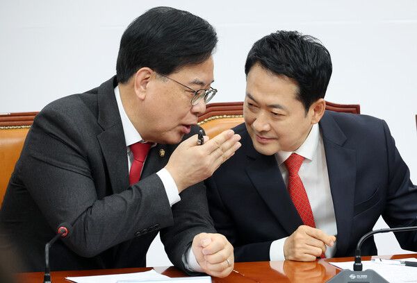 국민의힘&nbsp;장동혁&nbsp;대표와 송언석 원내대표가 30일 국회에서 열린 최고위원회의에서 귀엣말하고 있다. [사진=연합뉴스]