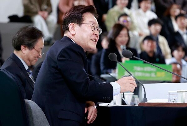 &nbsp;이재명&nbsp;대통령이 30일 제주한라대학교 한라컨벤션센터에서 열린 타운홀미팅 '제주의 마음을 듣다'에서 발언하고 있다. [사진=연합뉴스, 청와대통신사진기자단]