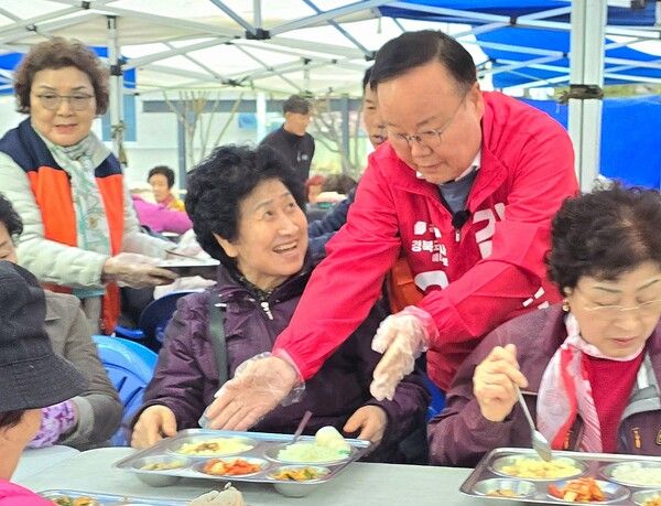 김재원 경상북도지사 예비후보가 봉사활동 현장을 찾아 배식판을 나르고 있다. / 사진=김재원 경상북도지사 예비후보 선거사무소