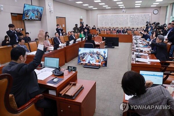 30일 국회에서 열린 법제사법위원회 전체회의에서 위원장 직무대행인 더불어민주당 김용민 의원 등 여당 법사위원들이 민주유공자 예우에 관한 법률안에 대해 거수로 찬성 투표하고 있다. 2026.3.30 [사진=연합뉴스]