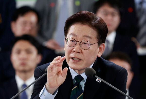 이재명&nbsp;대통령이 30일 제주한라대학교 한라컨벤션센터에서 열린 타운홀미팅 '제주의 마음을 듣다'에서 발언하고 있다.[사진=연합뉴스]