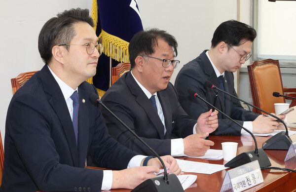 쌍방울 대북송금 사건 당시 이화영 전 경기도 평화부지사 변호인이었던&nbsp;서민석&nbsp;변호사가 29일 국회에서 당시 박상용 검사와 통화를 한 녹취록을 공개하며 발언하고 있다. 왼쪽부터 더불어민주당 전용기 의원, 전 이화영 평화부지사 변호인&nbsp;서민석, 김동아 의원. [사진=연합뉴스]