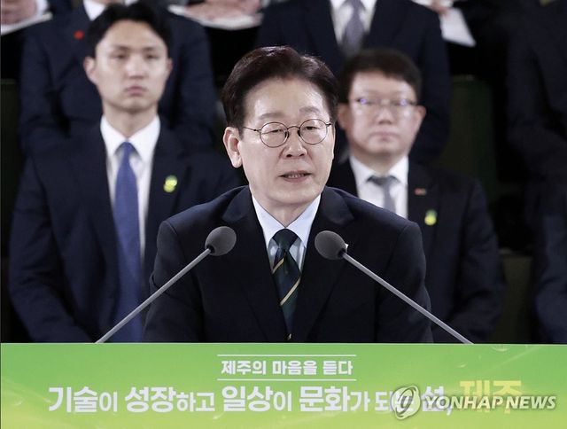 이재명 대통령이 30일 제주한라대학교 한라컨벤션센터에서 열린 타운홀미팅 '제주의 마음을 듣다'에서 발언하고 있다. 2026.3.30 [청와대통신사진기자단]&nbsp;