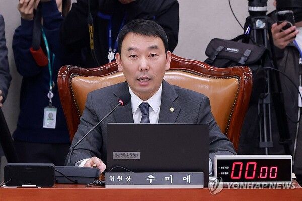 30일 국회에서 열린 법제사법위원회 전체회의를 위원장 직무대행인 여당 간사 더불어민주당 김용민 의원이 진행하고 있다. 2026.3.30 [사진=연합뉴스]