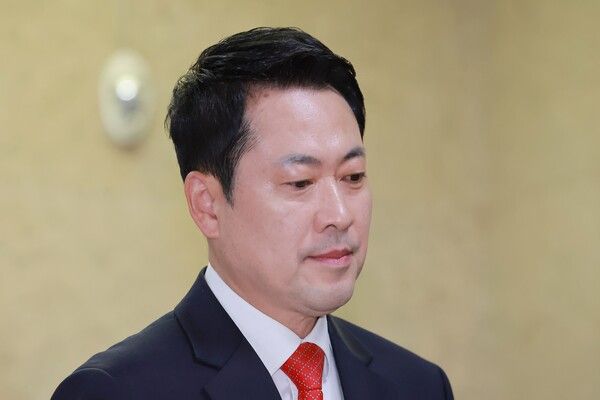 &nbsp;국민의힘&nbsp;장동혁&nbsp;대표가 30일 국회에서 최고위원회의에 참석하기 위해 회의실로 향하고 있다. [사진=연합뉴스]