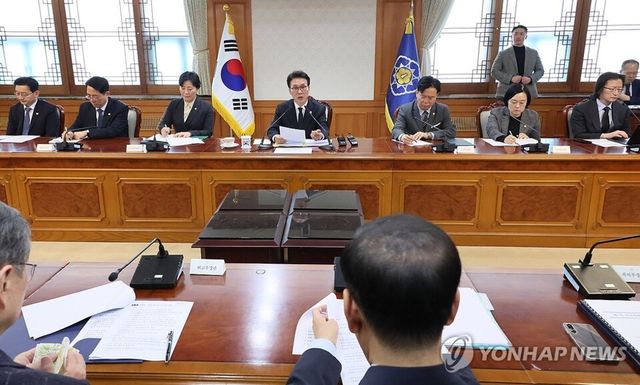 김민석 국무총리가 29일 서울 종로구 정부서울청사에서 열린 비상경제본부회의를 주재하고 각 부처장관들과 최근 중동사태와 관련한 에너지 비상대책을 마련하고 있다. 2026.3.29