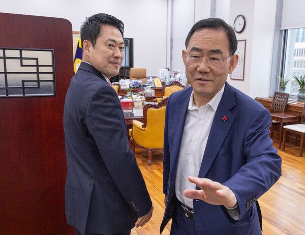 국민의힘&nbsp;장동혁&nbsp;대표(왼쪽)가 31일 국회 본회의 도중 6·3 지방선거 대구시장 선거 후보에서 탈락해 법원에 효력정지 가처분을 신청한&nbsp;주호영&nbsp;국회 부의장을 만나기 위해 주 부의장의 집무실로 들어서고 있다. [사진=연합뉴스]