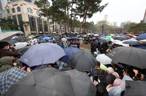 &nbsp;더불어민주당 소속 김부겸 전 국무총리가 30일 오후&nbsp;대구&nbsp;중구 동성로 2·28기념중앙공원에서&nbsp;대구시장 선거 출마를 밝히는 가운데 지지자들과 시민들이 몰려있다. [사진=연합뉴스]