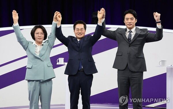 민주당 추미애, 김동연, 한준호 경기도지사 경선후보(왼쪽부터)가 30일 상암동 MBC 신사옥에서 열린 '더불어민주당 경기도지사 후보자 합동토론회'에서 기념촬영을 하고 있다 [사진=연합뉴스]