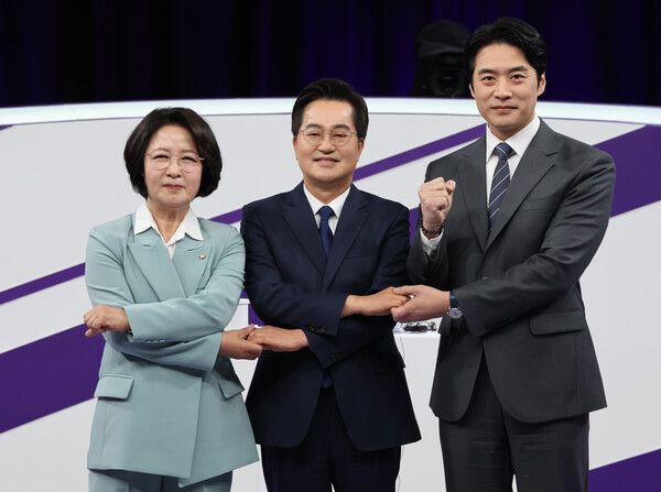 더불어민주당 추미애, 김동연, 한준호 경기도지사 경선후보(왼쪽부터)가 30일 상암동 MBC 신사옥에서 열린 합동토론회에서 기념촬영을 하고 있다. [사진=연합뉴스]