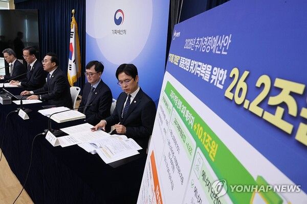 박홍근 기획예산처 장관이 27일 세종시 정부세종청사에서 중동 사태 대응을 위한 2026년도 추가경정 예산안에 대해 브리핑하고 있다 [사진=연합뉴스]