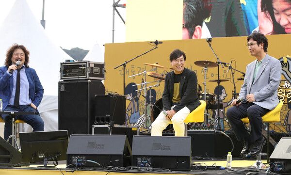 2019년 5월 서울 광화문 광장에서 열린 노무현 대통령 서거 10주기 시민문화제에서 사람사는세상 노무현재단&nbsp;유시민&nbsp;이사장(오른쪽)과 양정철 민주연구원장(가운데), 김어준 씨가 토크 콘서트를 하고 있다. [사진=연합뉴스]