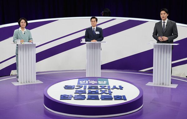 더불어민주당 추미애, 김동연, 한준호 경기도지사 경선후보(왼쪽부터)가 30일 상암동 MBC 신사옥에서 열린 합동토론회에서 시작을 기다리고 있다. [사진=연합뉴스]