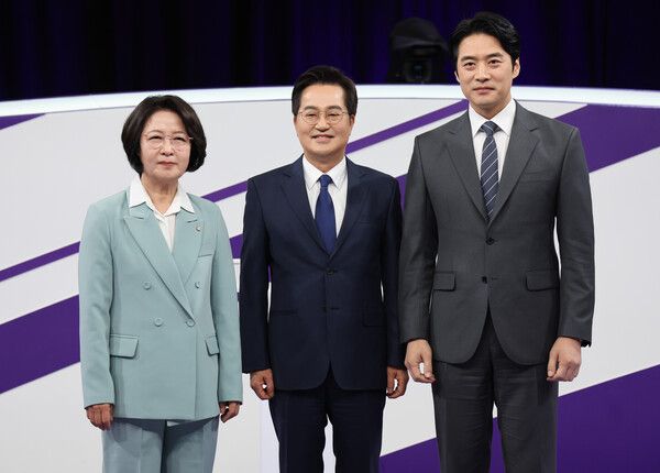 &nbsp;더불어민주당 추미애, 김동연, 한준호 경기도지사 경선후보(왼쪽부터)가 30일 상암동 MBC 신사옥에서 열린&nbsp; 합동토론회에서 기념촬영을 하고 있다. [사진=연합뉴스]