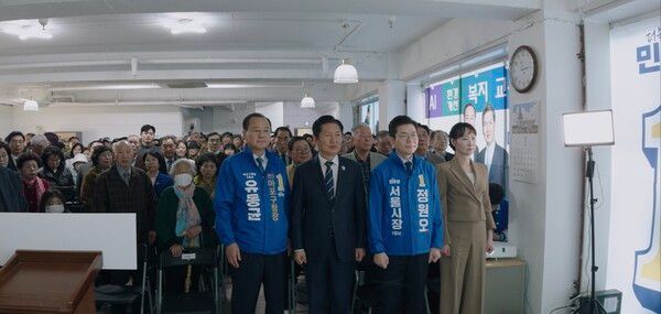 유동균 마포구청장 예비후보 개소식에 정청래 당대표(왼쪽 2번째), 정원오 서울시장 예비후보(왼쪽 3번째), 이지은 마포갑 지역위원장 (왼쪽 4번째)이 참석했다. 유 예비후보는 