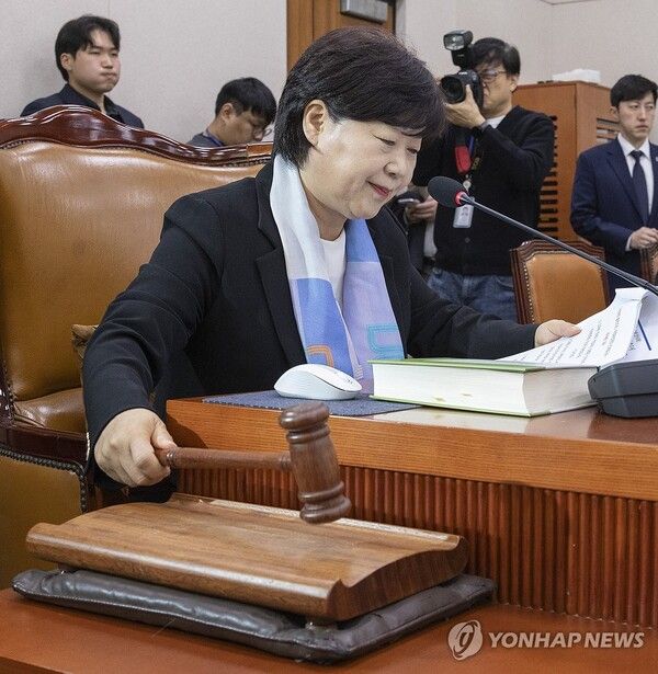 윤석열 정권 정치검찰 조작기소 의혹 사건 진상규명 국정조사특별위원회 위원장인 더불어민주당 서영교 의원이 25일 국회에서 열린 제2차 전체회의에서 안건을 상정하고 있다. 2026.3.25 [사진=연합뉴스]