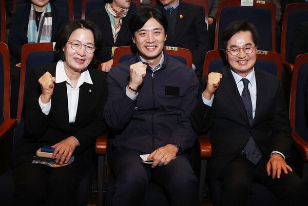 26일 경기도 화성시 수원대학교 벨칸토아트센터에서 열린 '제22회 경기도 사회복지사대회'에서 제9회 전국동시지방선거 더불어민주당 경기도지사 경선 후보들이 포즈를 취하고 있다. 왼쪽부터 추미애, 한준호, 김동연 후보.[사진=연합뉴스]