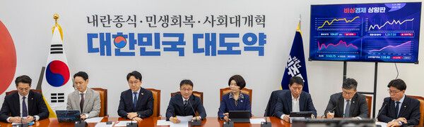 더불어민주당&nbsp;한병도 원내대표가 31일 국회에서 열린 원내대책회의에서 추경 신속한 처리에 관해 발언하고 있다. [사진=연합뉴스]