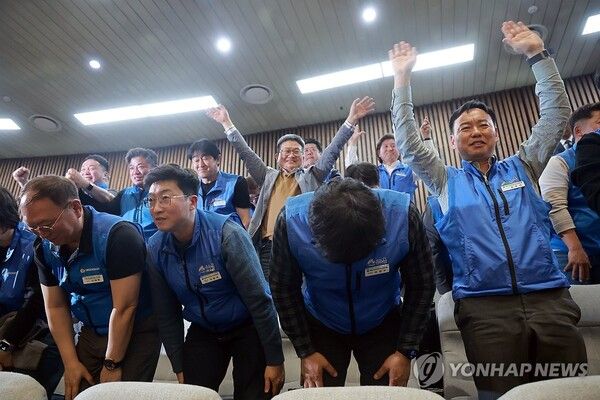 31일 국회에서 열린 3월 임시국회 제3차 본회의에서 공휴일에 관한 법률 일부개정법률안(대안)이 통과되자 대한민국공무원노동조합총연맹 조합원들이 의원석을 향해 인사하고 있다. 2026.3.31 [사진=연합뉴스]