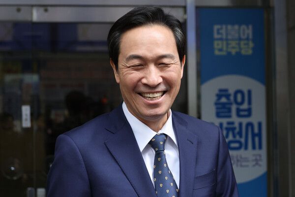 민주당&nbsp; '전국 1호' 공천자로 강원도지사 후보에 단수 추천된 우상호 청와대 전 정무수석은 4일 라디오 인터뷰에서 강원도지사에 당선된 후 가장 먼저 해야 할 강원도의 현안으로 지역 발전을 위한 기업 유치를 꼽았다. [사진=연합뉴스]