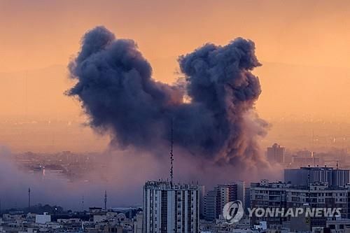 3일 공격받아 연기 피어오르는 테헤란 시내&nbsp;[사진=AFP=연합뉴스]