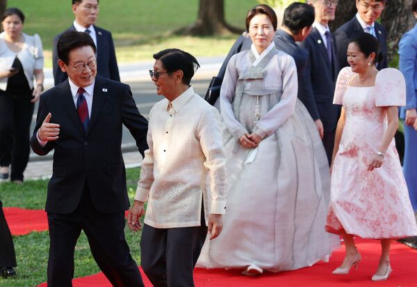 이재명&nbsp;대통령과 김혜경 여사가 3일 필리핀 마닐라 말라카냥궁에서 열린 국빈방문 환영식을 마친 뒤 페르디난드 마르코스 필리핀 대통령, 루이즈 아라네타 마르코스 여사와 함께 건물로 이동하고 있다. [사진=연합뉴스]