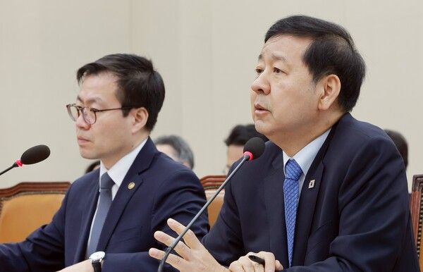 구윤철 부총리 겸 재정경제부 장관이 4일 국회에서 열린 대미투자특별법 처리를 위한 특별위원회 전체회의에서 특위 위원 질의에 답하고 있다. 왼쪽은&nbsp;여한구&nbsp;산업통상부 통상교섭본부장. [사진=연합뉴스]