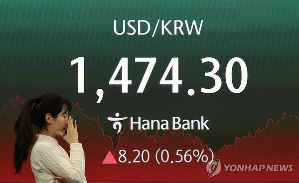 코스피가 미국과 이란 간 전쟁 발발 여파로 역대 최대 폭으로 폭락해 5,100선마저 내준 4일 서울 중구 하나은행 본점 딜링룸에 원/달러 환율이 표시돼 있다. 이날 코스피는 전장보다 698.37포인트(12.06%) 내린 5,093.54에, 코스닥은 159.26포인트(14.00%) 급락한 978.44에 장을 마쳤다. 사진=연합뉴스&nbsp;