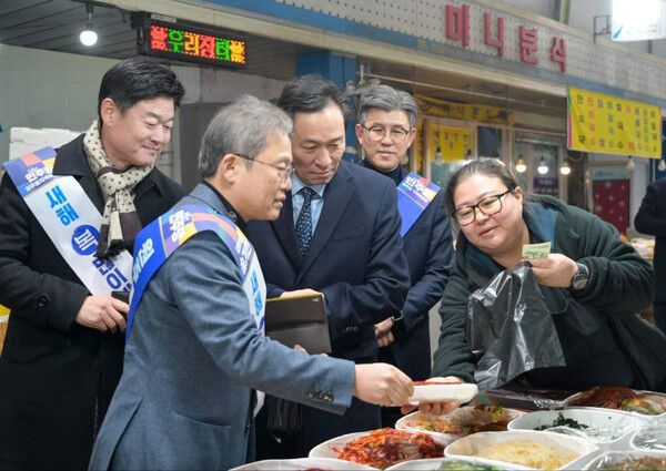우상호&nbsp;강원도지사 출마 예정자가 지난달 14일 강원 원주시 전통시장에서 더불어민주당 원주갑을지역위원회가 주최한 장보기 행사에 참석해 상인 및 시민들과 만나고 있다.[사진-더불어민주당 원주갑을지역위원회 제공. 재판매 및 DB 금지]