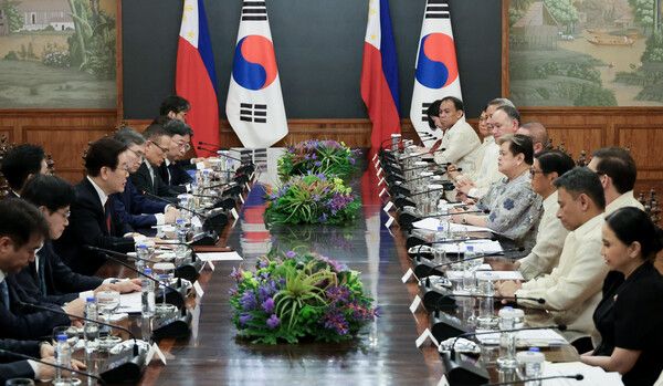 이재명&nbsp;대통령과 페르디난드 마르코스 필리핀 대통령이 3일 필리핀 마닐라 말라카냥궁에서 정상회담을 하고 있다. [사진=연합뉴스]