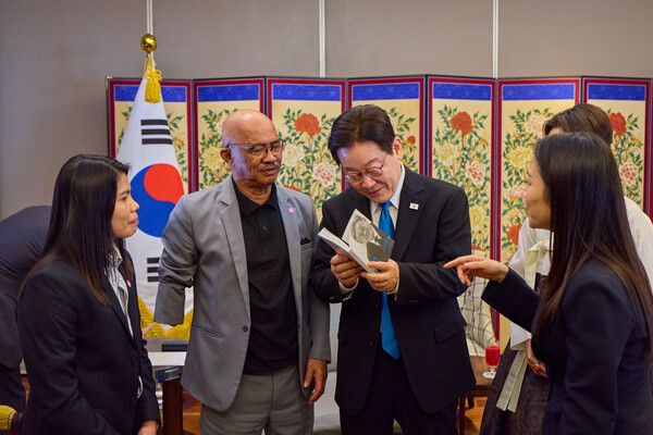 필리핀을 국빈방문한 이재명 대통령이 4일 마닐라에서 인권변호사 시절 인연을 맺은 필리핀 노동자 아리엘&nbsp;갈락&nbsp;씨를 만나 자신의 자서전을 선물하고 있다. [사진=연합뉴스]