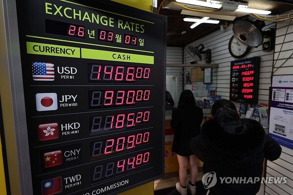 중동 사태 여파로 원/달러&nbsp;환율이 무섭게 치솟은 4일 서울 명동의 환전소에&nbsp;환율이 표시돼 있다. 사진=연합뉴스