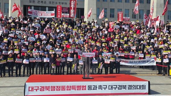 &nbsp;국민의힘 장동혁 대표가 4일 서울 여의도 국회 본관 앞 계단에서 열린 '대구경북행정통합특별법 통과 촉구 대구경북 결의대회'에서 발언하고 있다. [사진=폴리뉴스 박형준 기자]