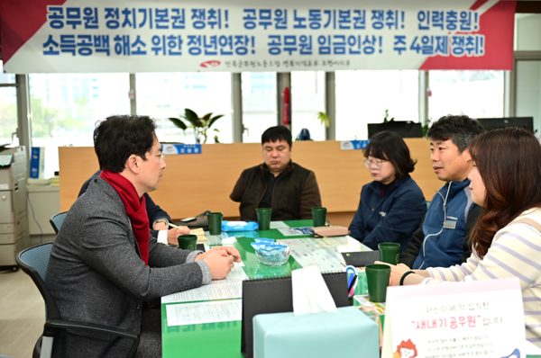 김병욱 포항시장 선거 예비후보가&nbsp;전국공무원노조 포항시지부 관계자들과 면담을 갖고 있다. / 사진=김병욱 포항시장 선거 예비후보 사무실