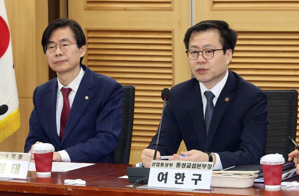 여한구&nbsp;통상교섭본부장이 4일 국회 의원회관에서 열린 한미의원연맹 초청 간담회에서 발언하고 있다. 왼쪽은 조경태 한미의원연맹 회장. [사진=연합뉴스]