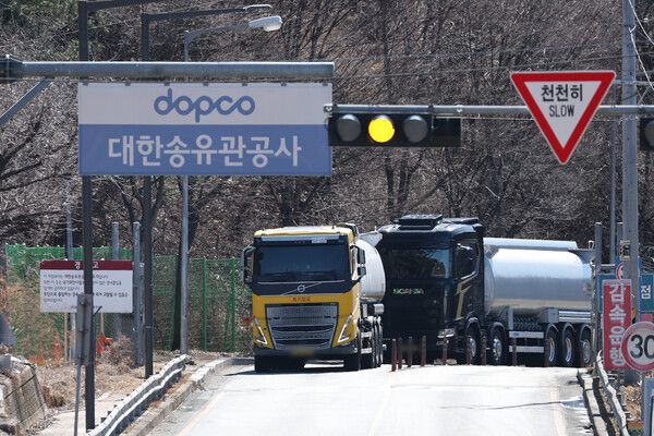 이란이 핵심적인 에너지 수송로인 호르무즈 해협 봉쇄에 나서며&nbsp;유가가 급등할 것으로 보이는 가운데 3일 경기도 성남시 대한송유관공사 서울지사 인근에서 유조차들이 오가고 있다.&nbsp;[사진=연합뉴스]