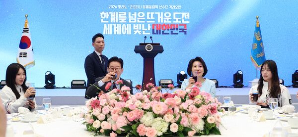이재명 대통령이 5일 청와대 영빈관에서 열린 2026 밀라노-코르티나담페초 동계올림픽&nbsp;선수단 격려 오찬에서 선수들과 건배 후 음료를 마시고 있다.&nbsp;왼쪽부터 쇼트트랙 김길리, 이재명 대통령, 김혜경 여사, 스노보드 최가온. [사진=연합뉴스]