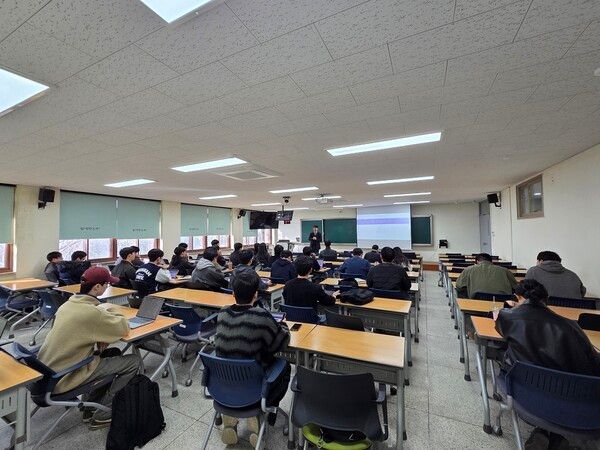 강성일 신보 정책금융 전문 교수가 전남대학교에서 금융인재 양성을 위한 정책금융 강의를 진행하고 있다. 사진=신용보증기금