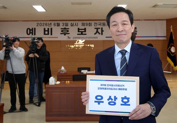 &nbsp;우상호&nbsp;전 청와대 정무수석이 제9회 전국동시지방선거를 석 달여 앞둔 5일 강원 춘천시 강원특별자치도선거관리위원회에서 강원도지사 선거 예비후보에 등록하기 전 포즈를 취하고 있다. [사진=연합뉴스]