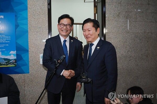 더불어민주당 송영길 전 대표가 5일 국회에서 민주당 정청래 대표와 면담한 뒤 함께 당대표실에서 나와 인사하고 있다. 2026.3.5 [사진=연합뉴스]