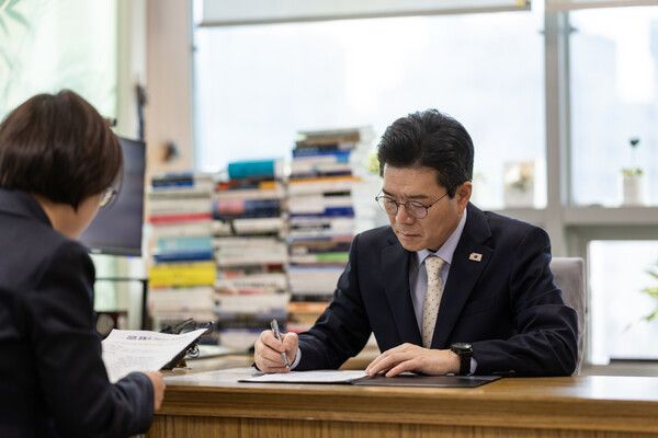 정원오&nbsp;성동구청장이 4일 서울 성동구청에서 마지막 결재를 하고 있다. 정 구청장은 민주당 서울시장 후보경선에 나서기 위해 이날 사퇴했다. [사진=성동구 제공. 재판매 및 DB 금지]