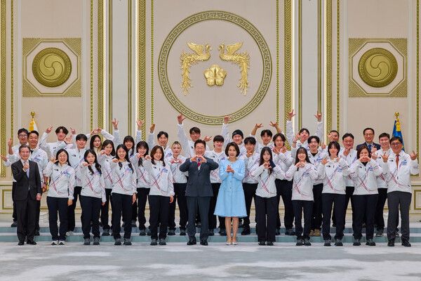 이재명 대통령과 김혜경 여사가 5일 청와대 영빈관에서 열린 2026 밀라노-코르티나담페초 동계올림픽&nbsp;선수단 격려 오찬을 마친 뒤 선수단과 함께 기념촬영을 하고 있다. [사진=연합뉴스]