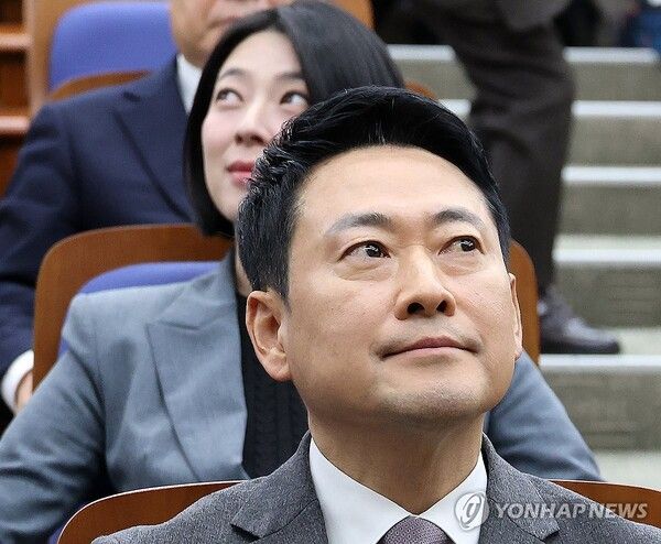 국민의힘 장동혁 대표(앞)와&nbsp;배현진&nbsp;의원이 23일 국회에서 열린 의원총회에서 앞뒤로 나란히 앉아 서로 다른 곳을 바라보고 있다. [사진=연합뉴스]