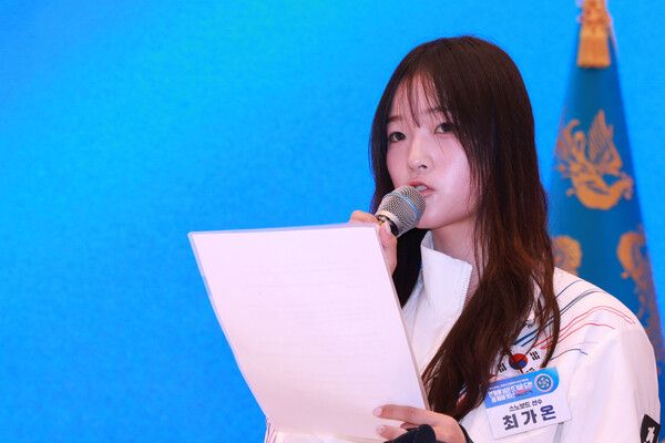 스노보드 최가온 선수가 5일 청와대 영빈관에서 열린 이재명 대통령 주최 밀라노-코르티나 동계올림픽&nbsp;선수단 격려 오찬에서 발언하고 있다. [사진=연합뉴스]