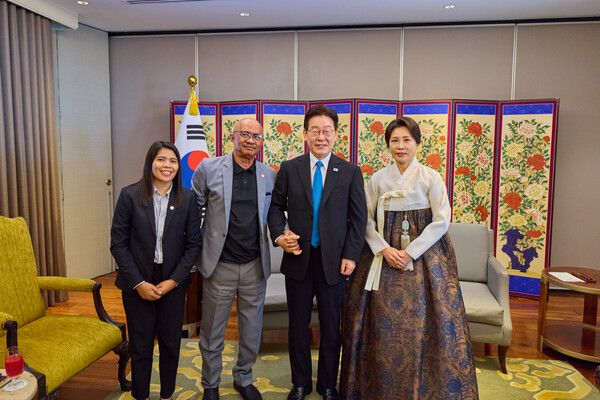 필리핀을 국빈방문한 이재명 대통령과 김혜경 여사가 4일 마닐라에서 인권변호사 시절 인연을 맺은 필리핀 노동자 아리엘&nbsp;갈락&nbsp;씨를 만나 기념촬영을 하고 있다. [사진=연합뉴스]