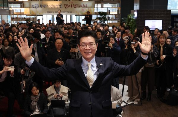 4일&nbsp;정원오&nbsp;성동구청장이 구청 청사를 떠나며 직원들에게 인사하고 있다. 정 구청장은 민주당 서울시장 후보경선에 나서기 위해 이날 사퇴했다. [사진=연합뉴스]