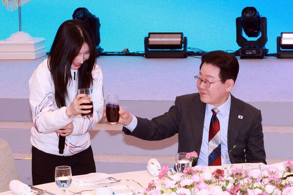 이재명 대통령이 5일 청와대 영빈관에서 열린 밀라노-코르티나 동계올림픽&nbsp;선수단 격려 오찬에서 쇼트트랙 김길리 선수와 건배하고 있다. [사진=연합뉴스]