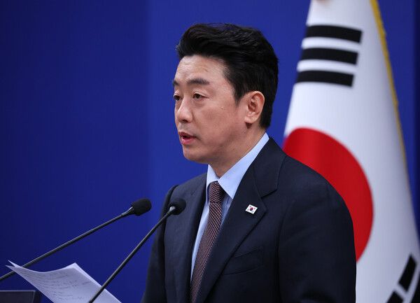 강훈식&nbsp;대통령 비서실장이 6일 청와대 춘추관에서 UAE 체류 국민 귀국 지원 및 원유 확보 관련 브리핑을 하고 있다. [사진=연합뉴스]